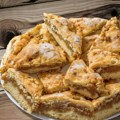 Brza lenja pita sa jabukama bez mešenja i razvlačenja testa: Sočna letnja poslastica spremna začas