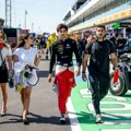 (Foto) Sin legende Formule 1 kažnjen zbog bizarnog prekršaja njegove sestre koja se u padoku pojavila ovako obučena (foto)