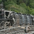 Teretni voz iskliznuo iz šina kod Rijeke: 11 vagona u provaliji, nama povrđenih