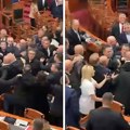 Šest poslanika suspendovano nakon tuče u parlamentu Albanije: Jedan nasrnuo na predsednika skupštine, drugi napao kolegu