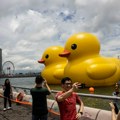 Atrakcija u Hongkongu: Vratila se džinovska gumena patka, sada ima i društvo