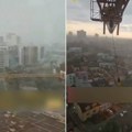 Procurio horor snimak iz krana! Radnik zarobljen u kabini, apokaliptični prizori tokom stravične oluje (video)
