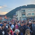 Čitav grad je izašao da oda počast stradalim herojima Kosovska Mitrovica zavijena u crno (foto)