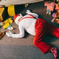 Pijani Deda Mraz se zakucao u kuću dok je nosio poklone