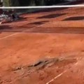 Teniseri strahuju da će slomiti nogu na jednom od terena u Hamametu (video)