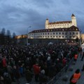 Slovaci ne tolerišu korupciju: Hiljade ljudi na ulicama Bratislave protiv najavljenog zakona Vlade