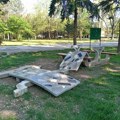 Nekoliko masivnih betonskih stubova potpuno je polomljeno u parku u Vrbasu