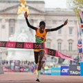 Trijumf uz novi svetski rekord Kenijka Peres Jepčirčir pobedila na Londonskom maratonu