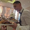 Hit-snimak konobara iz Niša! Poznati bloger iz Hrvatske oduševljen Super je lik! Ovako raspevan i rasplesan poslužuje goste…