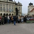 FOTO i VIDEO: Srednjoškolci i danas odali počast poginulima pod nadstrešnicom, stajalo se u Futoškoj, na Trgu slobode, u…