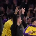 Dončić skočio i podigao tri prsta kada je video šta je lebron uradio! Navijači bruje o Lukinoj reakciji, Džejms je odmah…