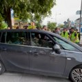 Vozač pokušao da prođe kroz blokadu kod suda, priveden radi uviđaja
