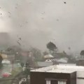 Jak tornado uništio sve pred sobom! Osam osoba povređeno, pojavili se zastrašujući snimci (foto/video)