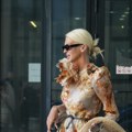 Jelenu karleušu u ovom izdanju nikada niste videli Ovakva je došla na suđenje, svi gledaju u ono što nosi u rukama (Foto)
