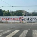 Osvanuo transparent „Bolje ćaci nego naci“ kod šatorskog naselja, poslanice napadnute kad su pokušale da ga skinu