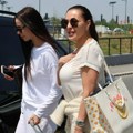 Ceca i snajka u skroz belim kombinacijama na aerodromu, svi gledali šta to pevačica nosi u ruci FOTO