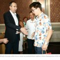 Đak generacije iz Bečeja odbio da se rukuje s predsednikom Opštine: “Kako da pružim ruku tom čoveku?“