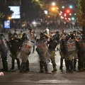 (VIDEO, FOTO) Protest „Večeras pucate po šavovima“ širom Srbije: Neredi i incidenti u više gradova, policija rasterivala…