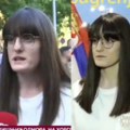 „Da li se slučajna prolaznica Marta teleportovala iz Uba u Kruševac“: Zbog snimka sa SNS skupa građani trljaju oči u neverici…