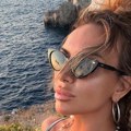 Smuvala pet godina mlađeg pevača, a sad se skinula u srebrni bikini i od njenih oblina boli glava: Zavodljivo pozira na steni…