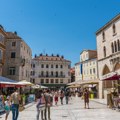 Muškarac sa kalašnjikovim šeta ulicama Panika u Splitu! Građani pozvani da ne napuštaju domove