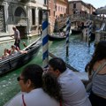 Turisti proterani iz Venecije jer su se kupali u Velikom kanalu: Svi u šoku gledali šta rade, evo snimka