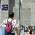 Korišćenje telefona ili slušalica na pešačkom prelazu može vas koštati i do 40.000 RSD: Ovo su kazne u Srbiji