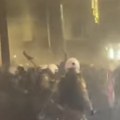 (Video) Totalni haos na ulicama Grčke Lete šok bombe, bačen i suzavac: Veliki sukob policije i demonstranata: Privedeno više…