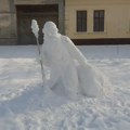 Snežna skulptura u banatskom selu: Kreacija mladog para iz Rusije privukla pažnju