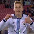 Svako se bori za svoje parče hleba: Dao gol, pa umesto proslave morao da reklamira svoj drugi posao!