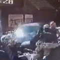 Jedan uperio pištolj u njega, ostali mu lomili glavu šipkama! Isplivao jeziv snimak napada na vlasnika firme u Novom Pazaru…