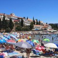 Turistički bum u Neumu: Plaže pretrpane, turisti jedva pronalaze mesto za peškir, a evo kako se kreću cene