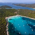 Skriveni raj na Jadranu zaludeo turiste: Ovakvu boju mora retko gde možete da vidite