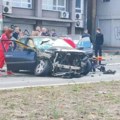 Teška saobraćajna nezgoda na Karaburmi: Automobil potpuno smrskan