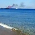 Drama na Rodosu: Gori turistički brod, putnici skakali u more da spasu živu glavu (video)