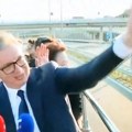 „Opet je mahao imaginarnim prijateljima“: Snimak Vučića koji otvara obilaznicu je dokaz da živimo u Nušićevoj drami