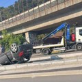 Džumbus u Rakovici, auto završio na krovu: Prevrnuo se u Bulevaru, sve iz kola ispalo na ulicu (foto)