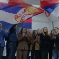 Vijori se srpska trobojka, narod uzvikuje "Srbija,Srbija" Pogledajte dirljiv snimak sa mitinga Srpske liste u Donjoj Gušterici…