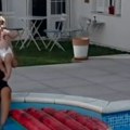 Milica Veličković uhvaćena u vili Stefana Karića Baškari se u bazenu sa ćerkom Barbarom! (video)
