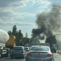 FOTO: Izgoreo gradski autobus u Novom Sadu, zapalio se kod garaže GSP-a