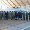 Bugarski predsednik razgleda F-16, a hvali „mig 29”