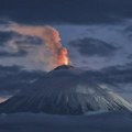 Vulkan na Kamčatki izbacuje pepeo na visinu do 11,5 kilometara