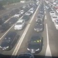 (Foto) sunce upeklo, kolone kilometarske! Neviđeni kolaps na granicama, na jednoj se se čeka satima, AMSS upozorio: Obavezno…