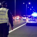 Policija zaustavila dva mladića u Surčinu: Nastao opšti haos: Gurnuo policajca, pa progutao kesicu za koju se sumnja da sadrži…