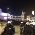 Opet dva skupa u Novom Sadu ispred SNP: Pristalice vlasti i demonstrante razdvaja policija, povod je obeležavanje 200 godina…