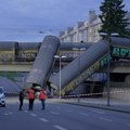 (Foto) Voz iskliznuo iz šina usred grada, vagoni pali sa nadvožnjaka na ulicu! Jeziva železnička nesreća u Minhenu: Ima…