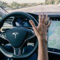Tesla: Potpuno autonomna vozila do kraja godine