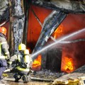 Požar na obilaznici kod Ostružnice: Gori magacin i upravna zgrada firme, na terenu 32 vatrogasca