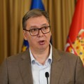 Vučić jeo parizer (VIDEO)