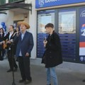 Garavi Sokak nakon nastupa na otvaranju bankomata pevao i na svečanosti povodom nove ekspoziture banke u Veterniku